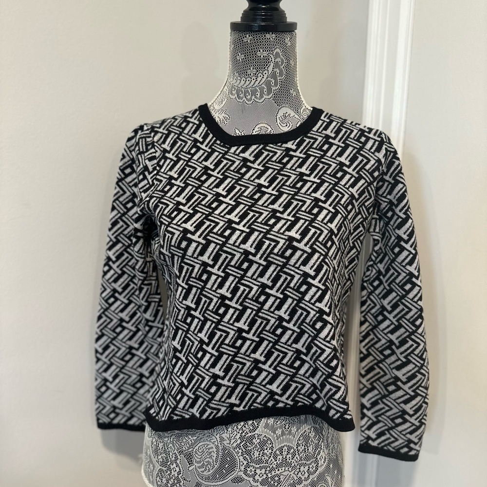 Retrology Women Sz:M Black & White Geometric All Over Pattern Pullover Sweater.